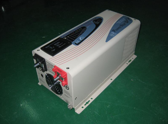 逆变器(inverter)是把直流电能(电池、蓄电瓶)转变成交流电(一般为220v或380V50HZ正弦或方波)。应急电源,一般是把直流电瓶逆变成220v交流的。 正弦波逆变器 正弦波逆变器输出的则是质量较差的方波交流电,其正向最大值到负向最大值几乎在同时产生,这样,对负载和逆变器本身造成剧烈的不稳定影响。同时,其负载能力差,仅为额定负载的40-60%,不能带感性负载(详细解释见下条)。如所带的负载过大,方波电流中包含的三次谐波成分将使流入负载中的容性电流增大,严重时会损坏负载的电源滤波电容。针