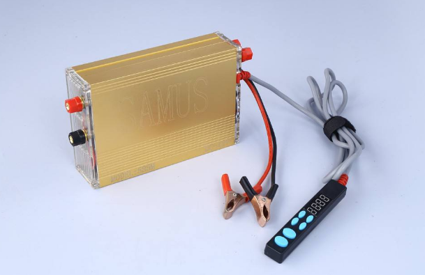 超声波逆变器可作为超声波捕鱼是根据电压高于100V,功率大于30W的电能释放于水域中可击毙直径为1至1.5米水域内的鱼类的原理而制成的。 超声波逆变器 如捕鱼器电路图所示,电路由三部分组成:第一部分为晶体三极管和铁氧体变压器组成的逆变器,把12V直流电压变成数百至数千赫的交流电,其电压幅值大于100V;第二部分为全波倍压整流器,它把输出电压升高一倍,并变成直流,第三部分为继电器,它控制电路有效地把电能释放于水域,而且还可避免因插入水中而造成高压跌落。W1可调节输入电流的大小,W2可调节输出功率的