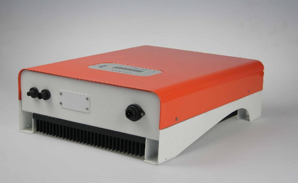 集中逆变一般用于大型光伏发电站(>10kW)的系统中,很多并行的光伏组串被连到同一台集中逆变器的直流输入端,一般功率大的使用三相的IGBT功率模块,功率较小的使用场效应晶体管,同时使用DSP转换控制器来改善所产出电能的质量,使它非常接近于正弦波电流。最大特点是系统的功率高,成本低。但受光伏组串的匹配和部分遮影的影响,导致整个光伏系统的效率和电产能。同时整个光伏系统的发电可靠性受某一光伏单元组工作状态不良的影响。最新的研究方向是运用空间矢量的调制控制,以及开发新的逆变器的拓扑连接,以获得部分负载情