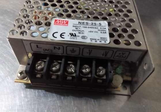 5v开关电源 4、在5v开关电源维修实践中,有许多5v开关电源采用UC38系列8脚PWM组件,大多数电源不能工作都是因为电源启动电阻损坏,或芯片性能下降。 当R断路后无VC,PWM组件无法工作,需更换与原来功率阻值相同的电阻。当PWM组件启动电流增加后,可减小R值到PWM组件能正常工作为止。在修一台GE DR电源时,PWM模块为UC3843,检测未发现其他异常,在R(220K)上并接一个220K的电阻后,PWM组件工作,输出电压均正常。有时候由于外围电路故障,致使VR端5V电压为0V,PWM组件也