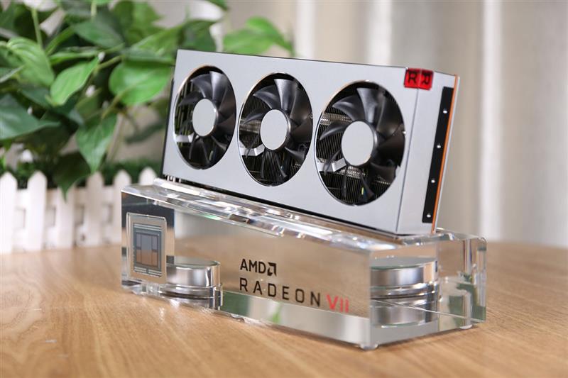 1TB/s恐怖带宽！全球首款7nm游戏显卡Radeon VII首发评测