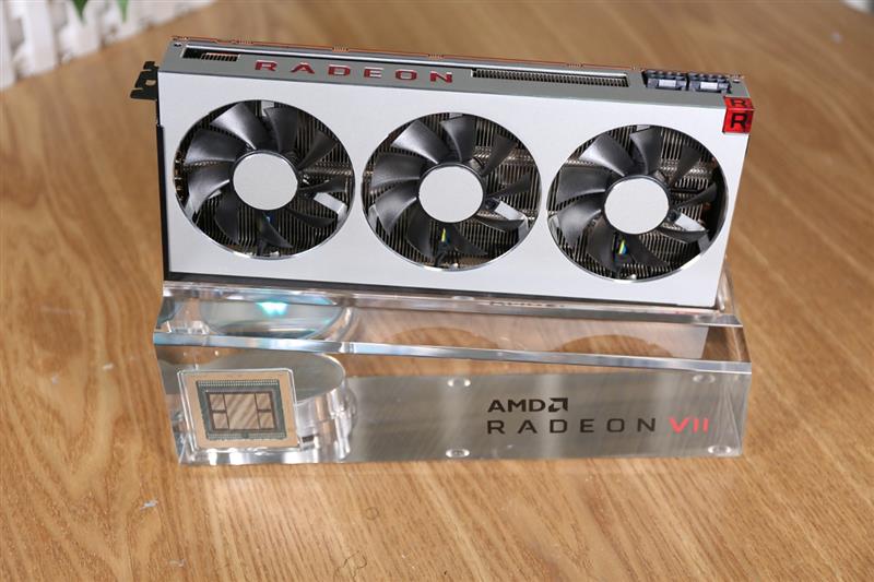 1TB/s恐怖带宽！全球首款7nm游戏显卡Radeon VII首发评测