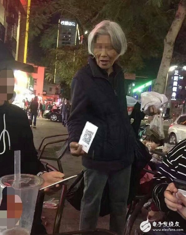 乞丐老太都用微信二维码乞讨了!互联网发展是有多快
