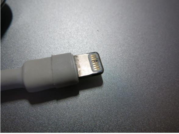 苹果充电线第四根金手指被氧化成黑色