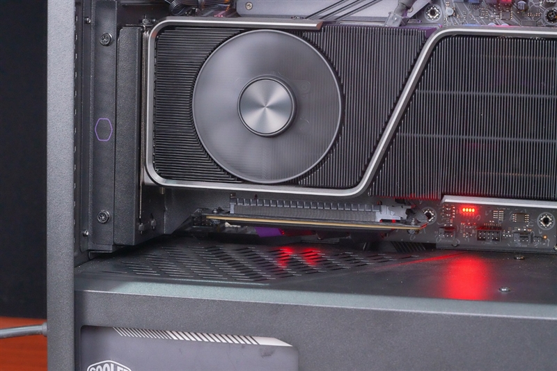 精致颜值与精湛做工！酷冷至尊PCIe 4.0延长线体验：任何7槽位机箱都可显卡竖装