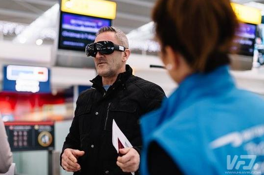 英航客户在机场测试最前沿的虚拟现实技术 乘客可获360°商务舱体验