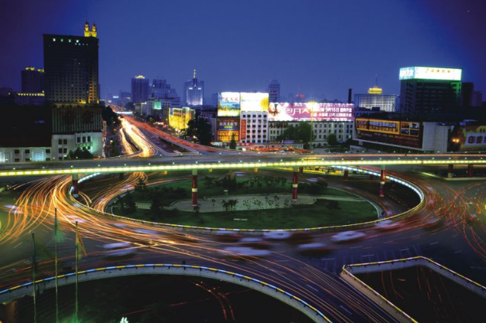 河南首条智慧斑马线亮相 由LED发光地砖和立式信号灯箱组成