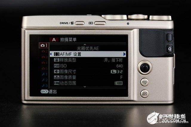 富士XF10便携相机，搭载18.5mm定焦镜头等效焦距约为28mm有效像素高达2420万