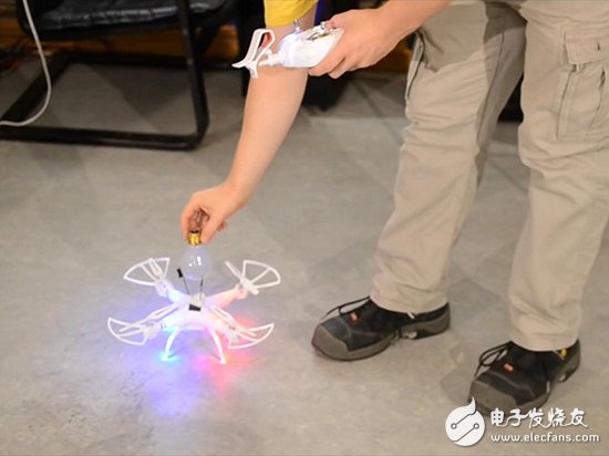 挑战不可能完成任务！ 歪果仁无人机换灯泡看看是如何做到的