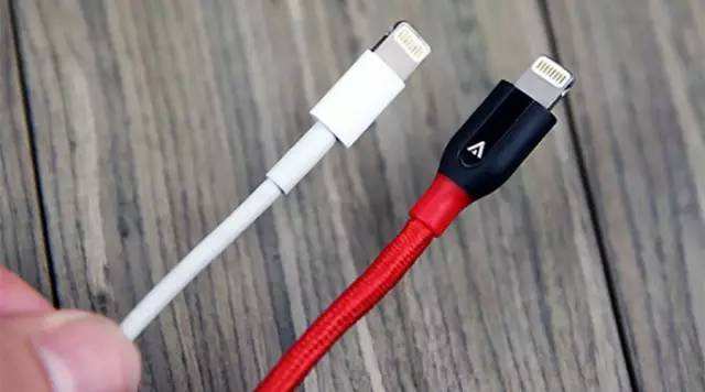 苹果充电线接ipad的接头的左边第四根金手指变黑色.jpg
