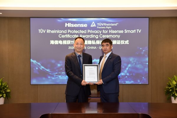 TUV莱茵大中华区工业服务与信息安全事业群副总裁、高级工程师陈伟康博士（左）向海信国际营销副董事长刘鑫颁发产品隐私保护认证证书