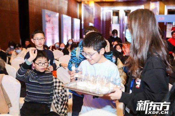 学生现场品尝液氮冰淇淋