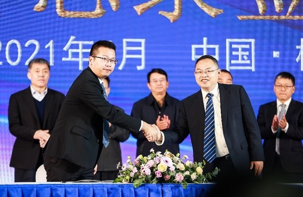 左：德州仪器(TI)华南区总经理邱劲伟先生    右：中车株洲所副总经理张向阳先生