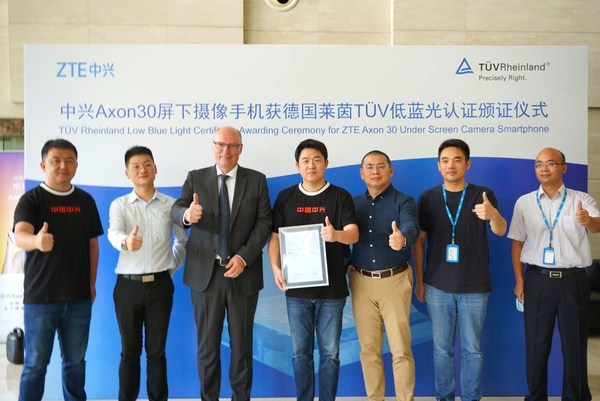 TUV莱茵为中兴Axon 30 5G手机颁发低蓝光认证