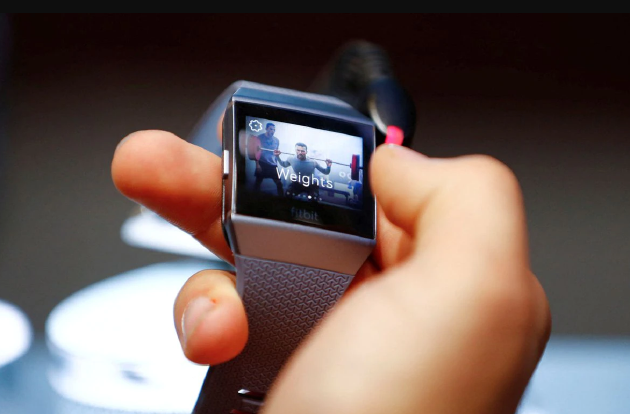 谷歌旗下 Fitbit 召回 100 多万块智能手表：电池过热造成三级烧伤