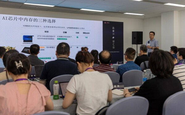 合作伙伴燧原科技高级总监史金涛进行演讲