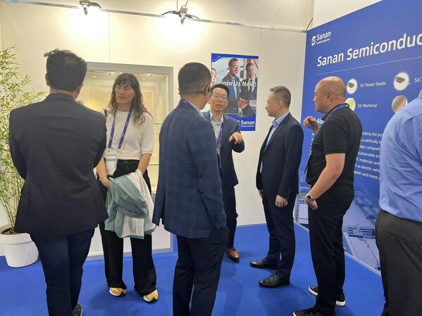 展会现场，**半导体与客户进行深入交流