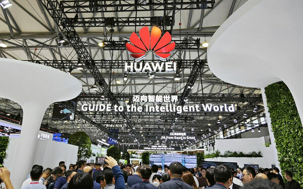 2023 MWC 上海华为N1展区