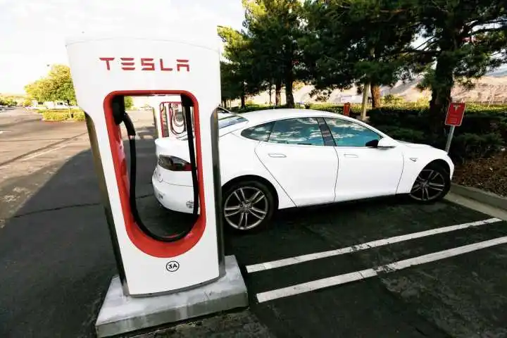 美国批准50个州的电动汽车充电站计划，电动和混动车型或达50%